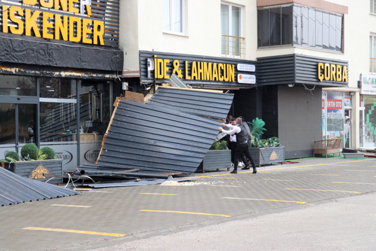 عاصفة قوية تقتلع أسطح المنازل في تركيا .. وتح...