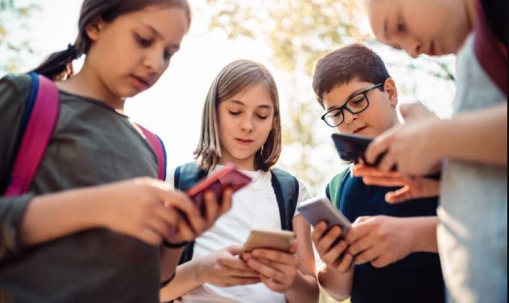 قيود عمرية على استخدام وسائل التواصل الاجتماع...