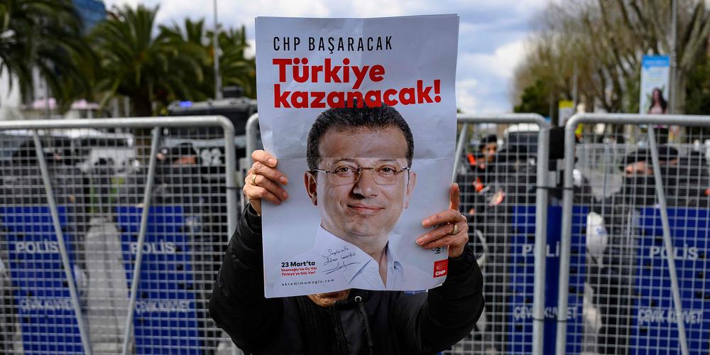 حجب منصات التواصل الاجتماعي ومنع التظاهر بعد...